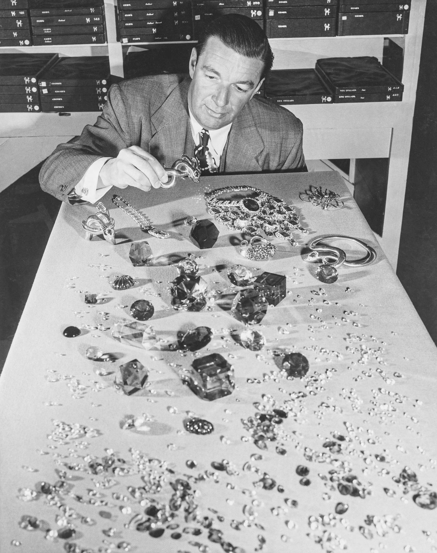 Joseff of Hollywood sitzt vor großem Modeschmuck