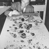 Joseff of Hollywood sitzt vor großem Modeschmuck