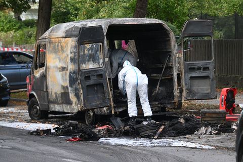 Mehrere Autos wurden angezündet (Archivbild). Foto: Felix Hörhager/dpa