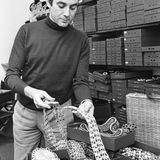 Kenneth Lane begutachtet seine Schmuckstücke