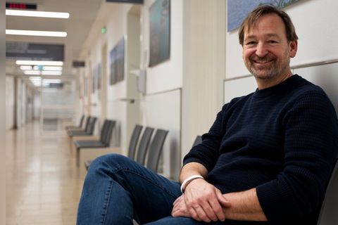 Holger Matthias Wilhelm kehrt in "Lebenslinien" an verschiedene Stationen seines Lebens zurück.