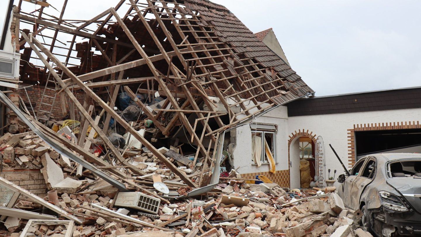 Ubstadt-Weiher, Deutschland: Eine gewaltige Explosion hat das Haus in Baden-Württemberg zerstört. Ein 78 alter Mann wurde nach Angaben der Feuerwehr schwerst verletzt aus den Trümmern geborgen. Die Frau wurde leicht verletzt. Die Ursache der Explosion ist unklar