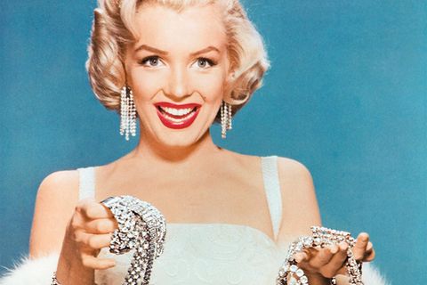 Marilyn Monroe präsentiert Diamantschmuck, 1955