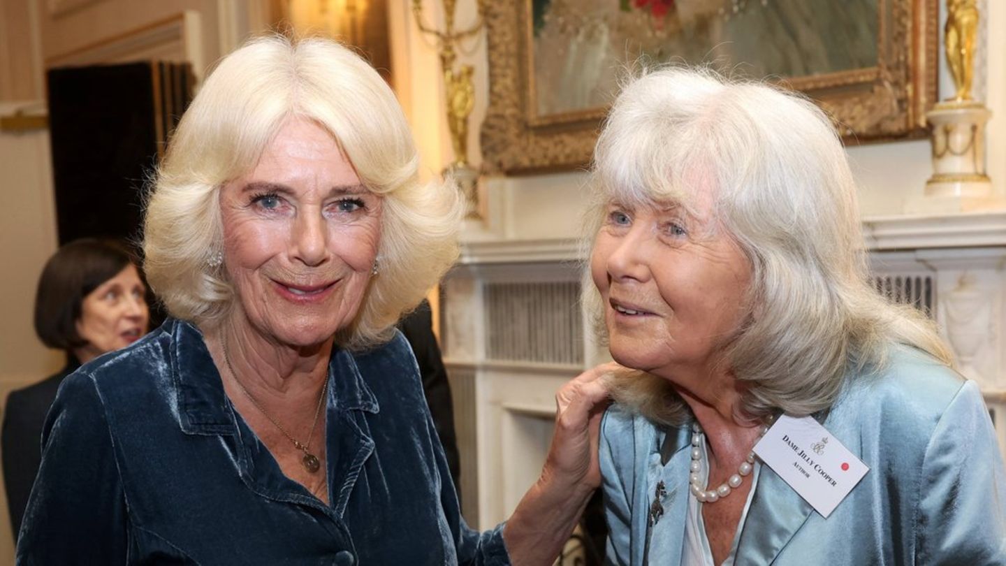 Königin Camilla mit Jilly Cooper (r.) im März 2025 in London.