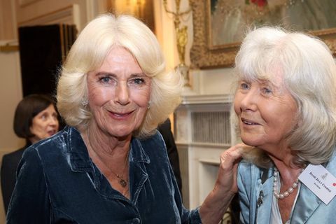 Königin Camilla mit Jilly Cooper (r.) im März 2025 in London.
