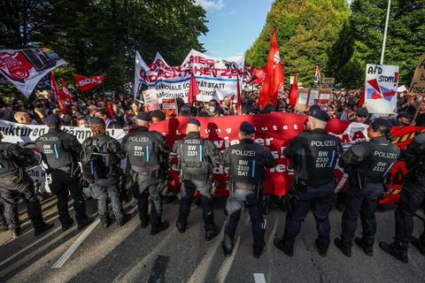 Vor der Halle protestierten mehr als tausend Menschen gegen die Veranstaltung - unter strenger Beobachtung der Polizei. (Archivb