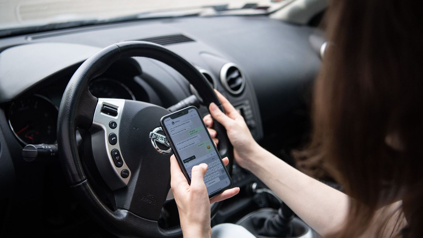 Kurzer Blick aufs Handy: Unaufmerksamkeit ist laut Unfallforschern eine der häufigsten Unfallursachen. (Symbolbild) Foto: Meliss