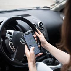 Kurzer Blick aufs Handy: Unaufmerksamkeit ist laut Unfallforschern eine der häufigsten Unfallursachen. (Symbolbild) Foto: Meliss