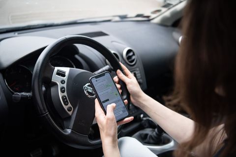Kurzer Blick aufs Handy: Unaufmerksamkeit ist laut Unfallforschern eine der häufigsten Unfallursachen. (Symbolbild) Foto: Meliss