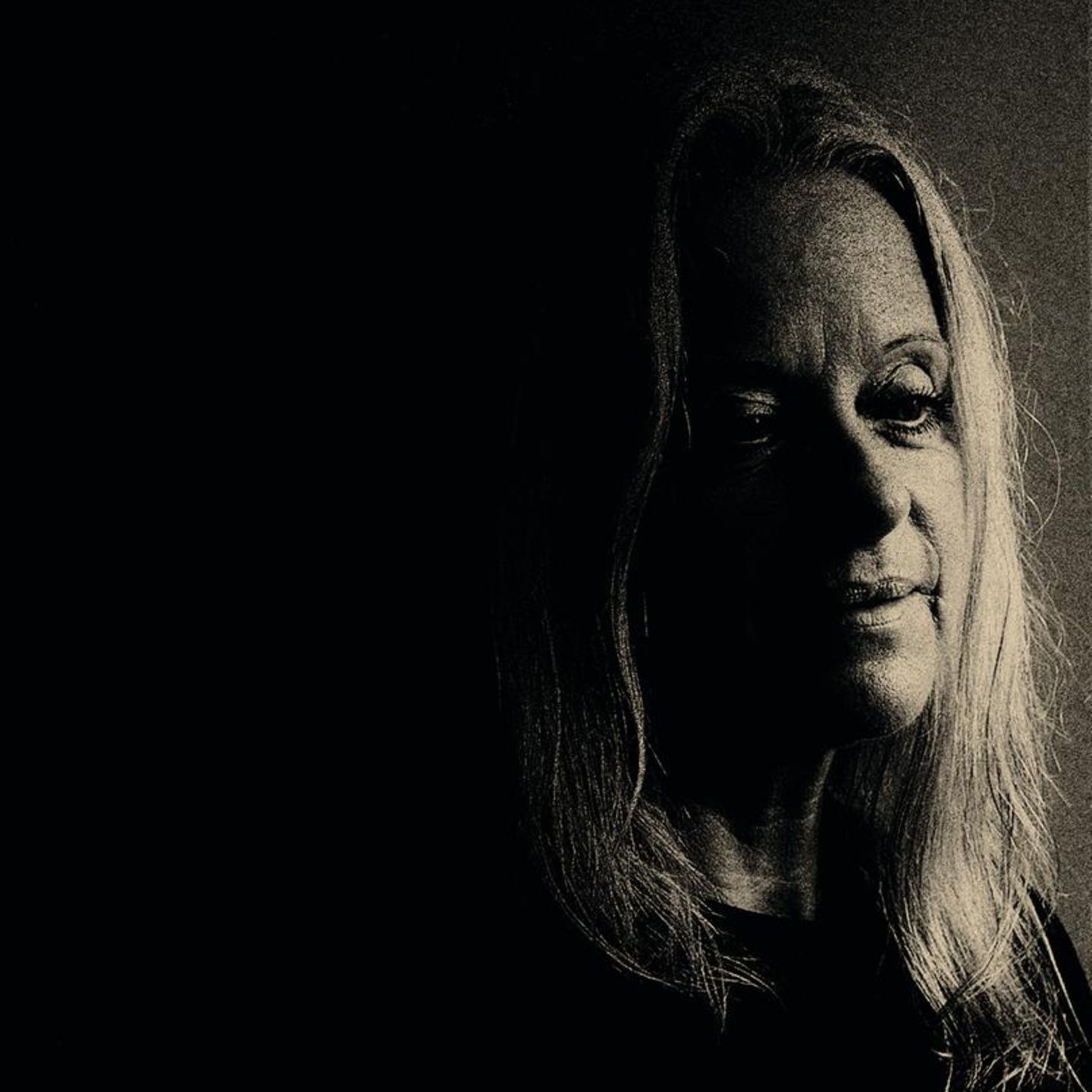 Porträt von Nicole Dill, in Sepiafarben