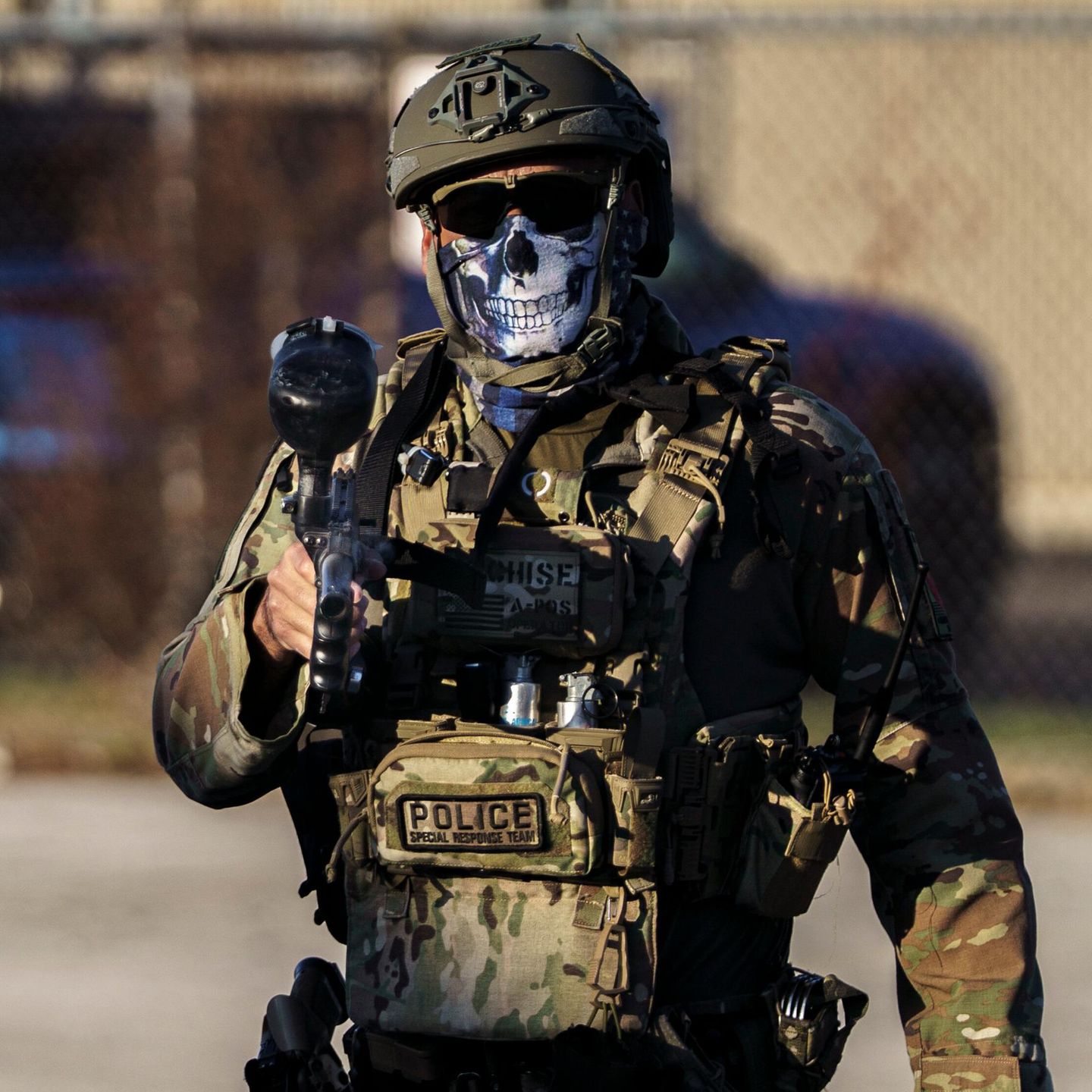 Vollausgerüsteter ICE-Agent, der sein Gesicht mit einem Tuch mit einem Totenkopf bedeckt hat