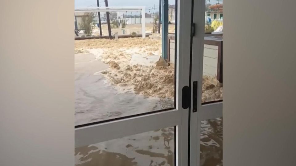 Vier Meter hohe Wellen und Wind überraschen Adriaküste