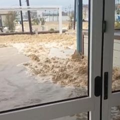 Vier Meter hohe Wellen und Wind überraschen Adriaküste