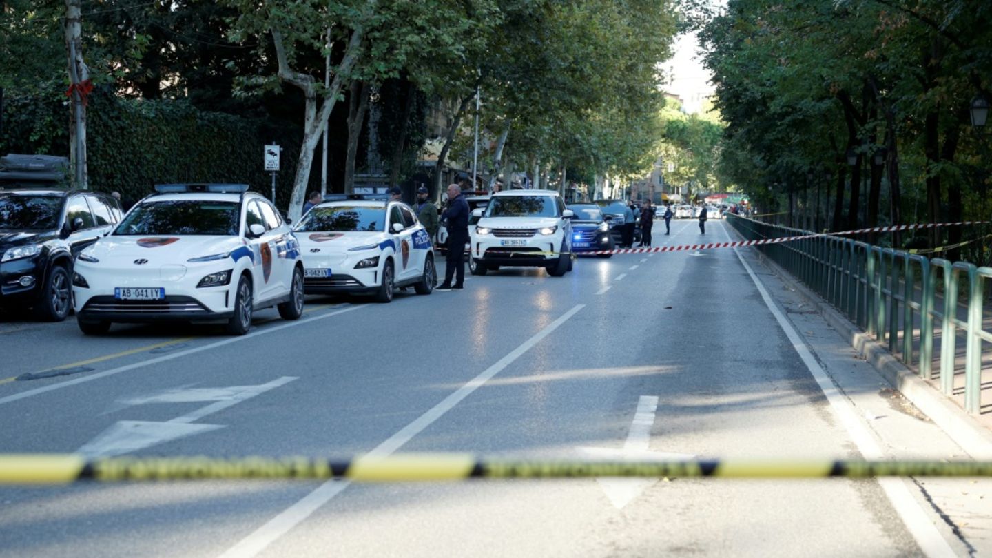 Polizeiabsperrungen vor dem Gericht in Tirana