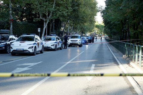 Polizeiabsperrungen vor dem Gericht in Tirana