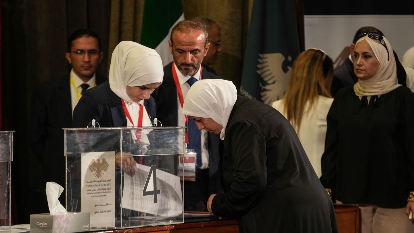 Unterstützer sehen die Wahl als Erfolg im politischen Umbruch in Syrien. Foto: Moawia Atrash/dpa