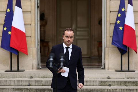 Der zurückgetretene Premier soll in Paris bis Mittwoch einen Ausweg aus der politischen Krise finden. Foto: Stephane Mahe/Reuter