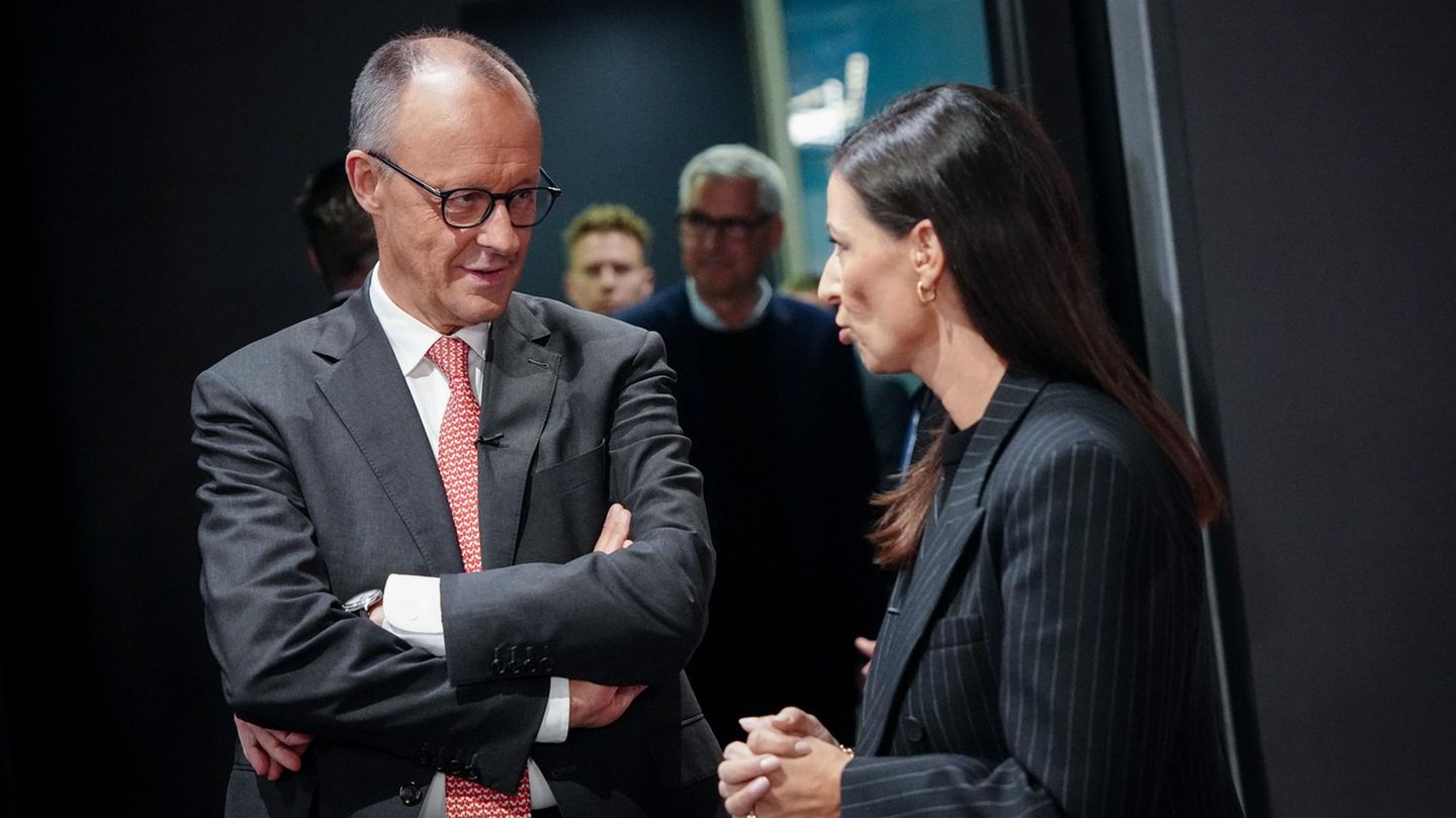 Bundeskanzler Friedrich Merz (CDU) spricht vor der Aufzeichnung des ntv Talks "Pinar Atalay" mit der Moderatorin Pinar Atalay