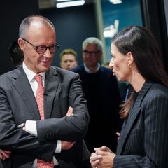 Bundeskanzler Friedrich Merz (CDU) spricht vor der Aufzeichnung des ntv Talks "Pinar Atalay" mit der Moderatorin Pinar Atalay