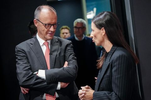 Bundeskanzler Friedrich Merz (CDU) spricht vor der Aufzeichnung des ntv Talks "Pinar Atalay" mit der Moderatorin Pinar Atalay