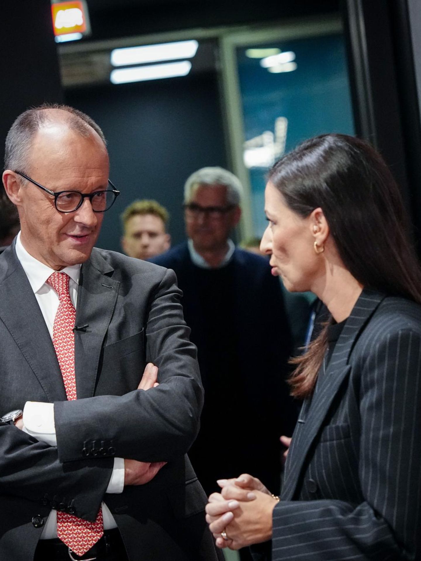 Bundeskanzler Friedrich Merz (CDU) spricht vor der Aufzeichnung des ntv Talks "Pinar Atalay" mit der Moderatorin Pinar Atalay