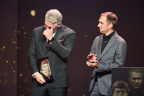 Bastian Schweinsteiger (l) zählt jetzt zu den Mitgliedern der Hall of Fame des deutschen Fußballs. Foto: Bernd Thissen/dpa