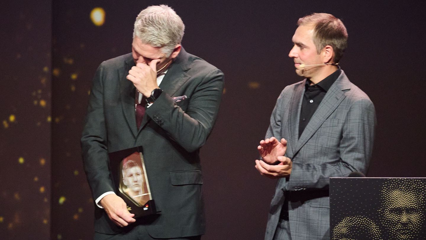 Bastian Schweinsteiger (l) zählt jetzt zu den Mitgliedern der Hall of Fame des deutschen Fußballs. Foto: Bernd Thissen/dpa