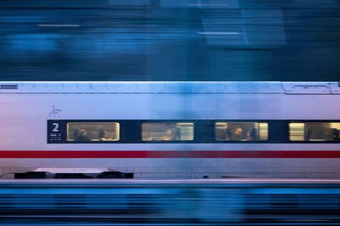 Der Zug setzte seine Fahrt nach Hamburg um 20.38 Uhr fort. (Symbolbild) Foto: Marijan Murat/dpa