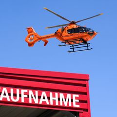 Einsatzkräfte flogen den Autofahrer in eine Klinik. (Symbolbild) Foto: Julian Stratenschulte/dpa