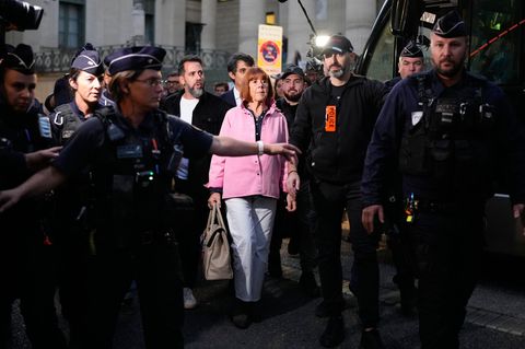 Gisèle, Exfrau von Dominique Pelicot, in Nîmes unter Polizeischutz