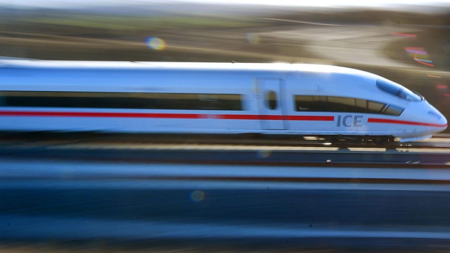 Ein ICE der Deutschen Bahn auf offener Strecke