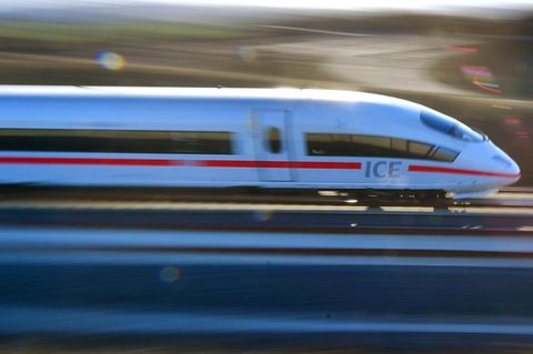 Ein ICE der Deutschen Bahn auf offener Strecke
