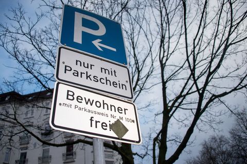 In mehreren hessischen Städten steigen die Gebühren fürs Parken und für Anwohnerausweise. (Symbolbild) Foto: Axel Heimken/dpa