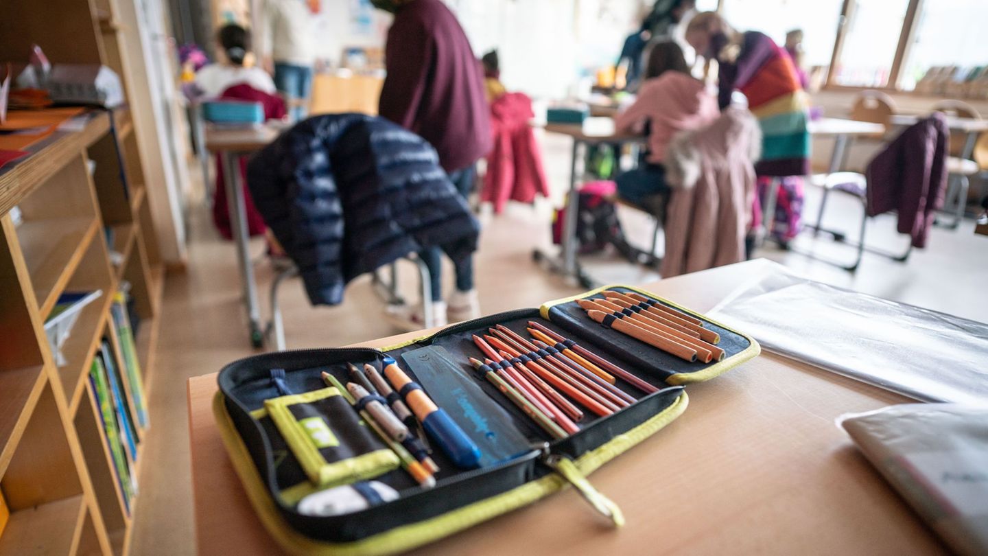 Die Spardebatte in Hessen hat auch die Lehrerausbildung erreicht. (Symbolbild) Foto: Frank Rumpenhorst/dpa