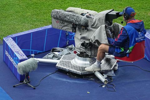 Ein Kameramann bei der Fußball-EM 2024 in Deutschland. Rund die Hälfte aller Spiele der WM 2026 werden bei ARD und ZDF zu sehen sein
