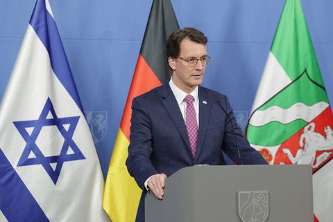 Nordrhein-Westfalen steht "unverrückbar" an der Seite aller Jüdinnen und Juden, sagt Ministerpräsident Hendrik Wüst. (Archivbild