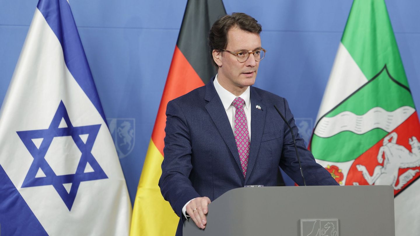 Nordrhein-Westfalen steht "unverrückbar" an der Seite aller Jüdinnen und Juden, sagt Ministerpräsident Hendrik Wüst. (Archivbild