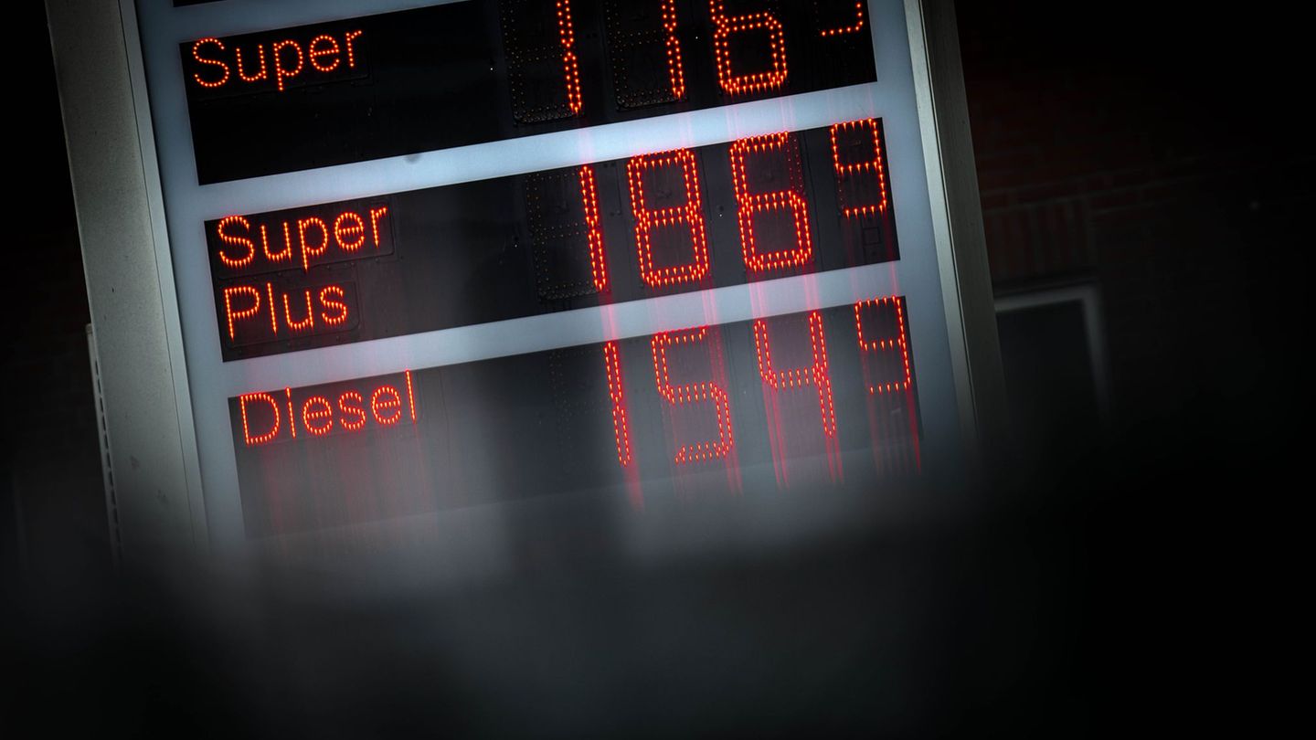 Prices at the pump: Expensive East, cheaper West: Fuel prices vary