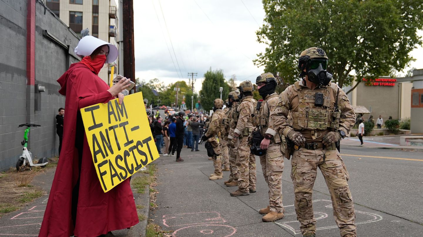 Gegen den Einsatz von Bundesbeamten in Chicago gibt es erhebliche Proteste. Foto: Jenny Kane/AP/dpa