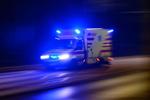 Per Rettungswagen wurden die drei Verletzten am Abend in ein Krankenhaus gebracht. (Symbolbild) Foto: Robert Michael/dpa