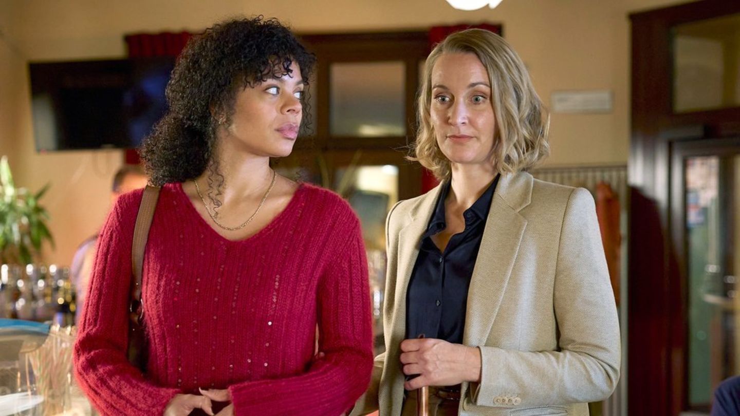 "Die Heiland - Der blaue Stuhl": Romy Heiland (Christina Athenstädt, r.) lernt ihre Schwester Serafina (Jane Chirwa, l.) kenne