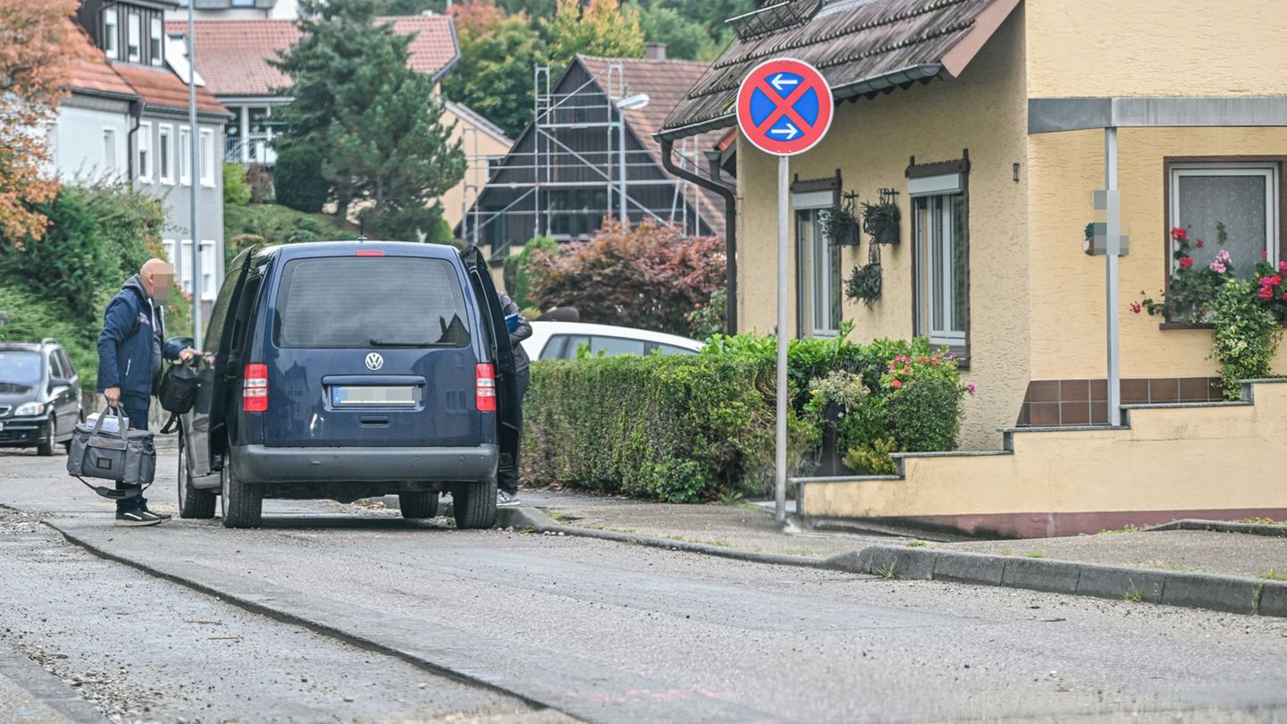 Die Kriminalpolizei sicherte unter anderem Spuren. Foto: Jason Tschepljakow/dpa