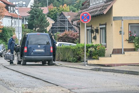 Die Kriminalpolizei sicherte unter anderem Spuren. Foto: Jason Tschepljakow/dpa