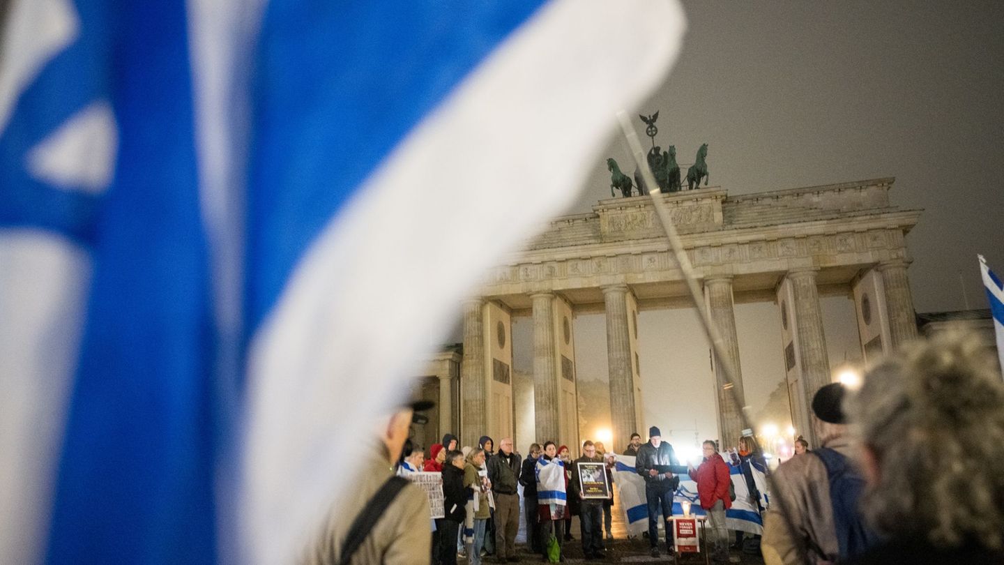 Menschen erinnern am Brandenburger Tor an die Opfer des 7. Oktober. Foto: Sebastian Christoph Gollnow/dpa