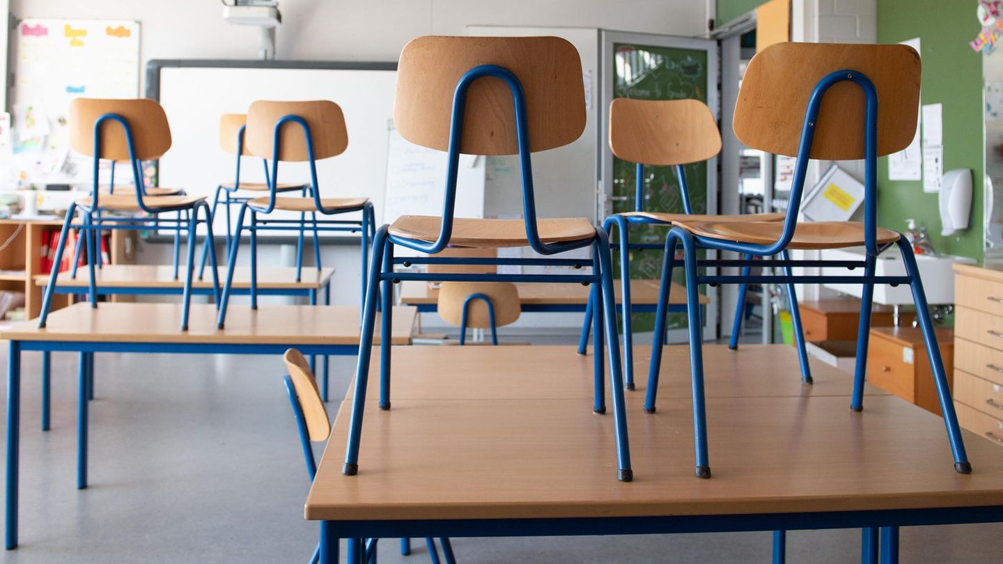CDU-Forderung: In einem Klassenzimmer stehen die Stühle auf den Tischen