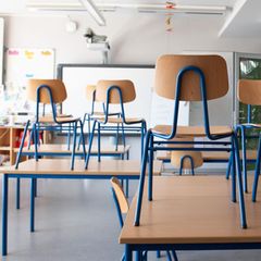 CDU-Forderung: In einem Klassenzimmer stehen die Stühle auf den Tischen