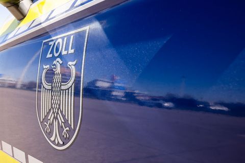 Der Zoll kontrollierte das Auto des Mannes. (Symbolbild) Foto: Philipp von Ditfurth/dpa