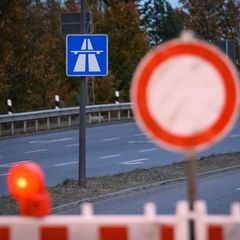Arbeiten an einer neuen Fahrbahn sowie das Anbringen neuer Schilder sorgen auf der A17 für Behinderungen. (Symbolbild) Foto: Jon