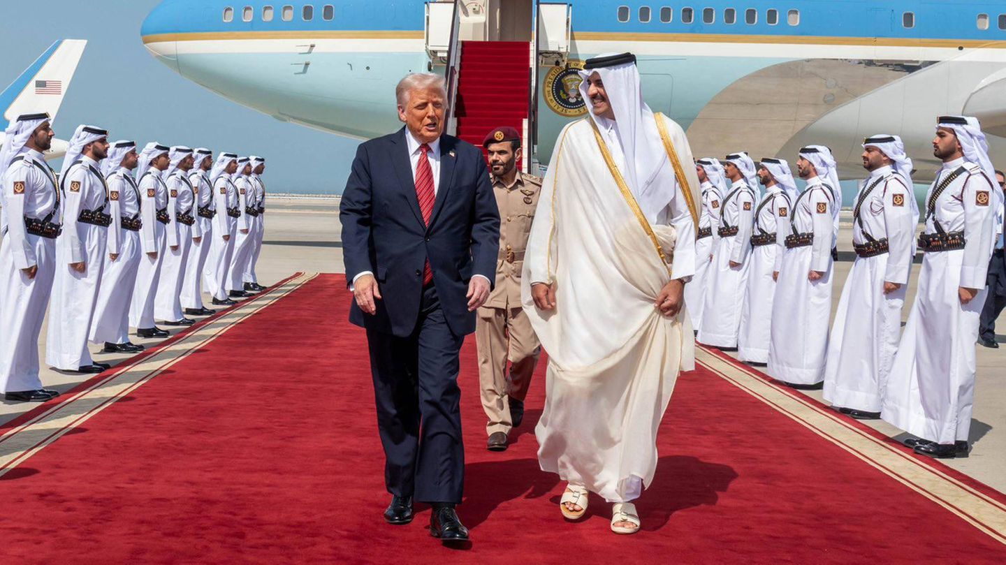 Donald Trump auf rotem Teppich vor Luxus-Jumbo Gaza