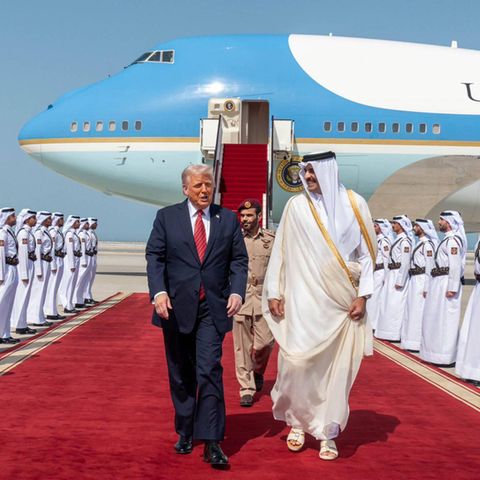 Donald Trump auf rotem Teppich vor Luxus-Jumbo Gaza